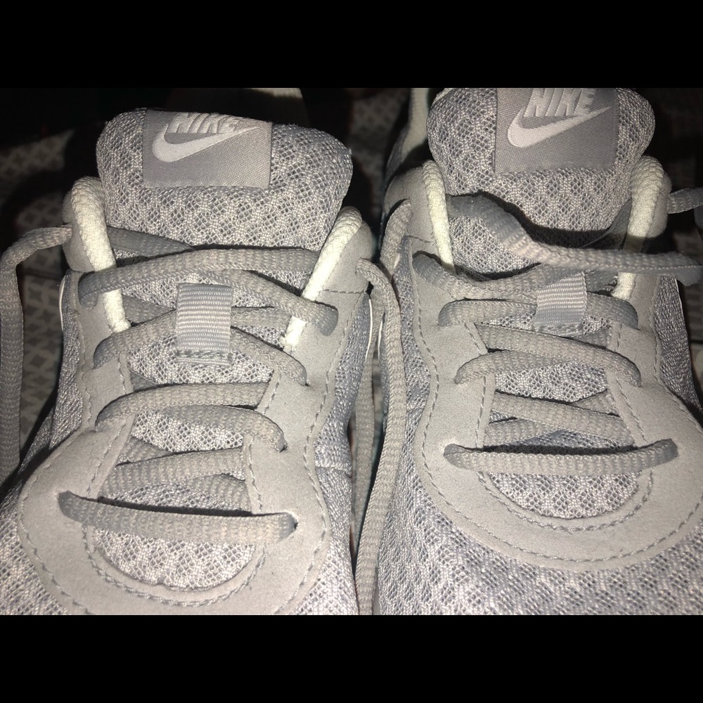 GREY NIKE ROUSES